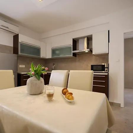 Skara Apartman *