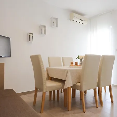 Skara Apartamento *