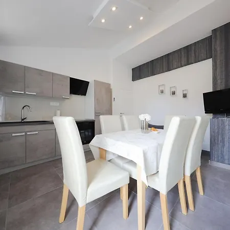 Skara Apartamento *